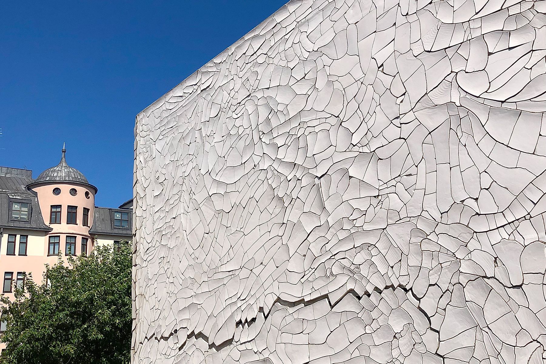 Puutori’s cube-shaped artwork, Iglu, which has cracks along the entire length of the wall.